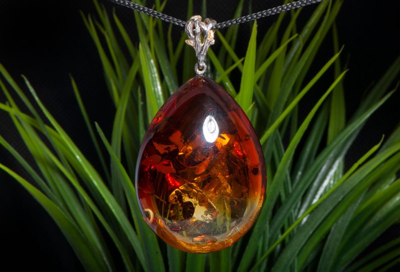 Enchanting Baltic Amber Pendant: Cherry-Golden Sparkles - Natural Gemstone - สร้อยคอ - เครื่องประดับพลอย สีทอง