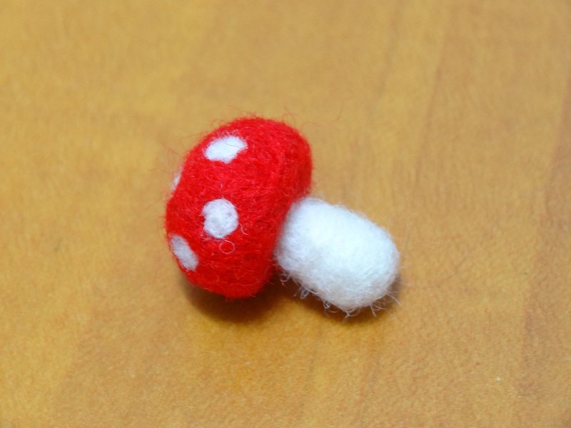 Red mushroom - wool felt "keychain, ornaments, decorations" (can be customized to change the color) - ที่ห้อยกุญแจ - ขนแกะ สีแดง