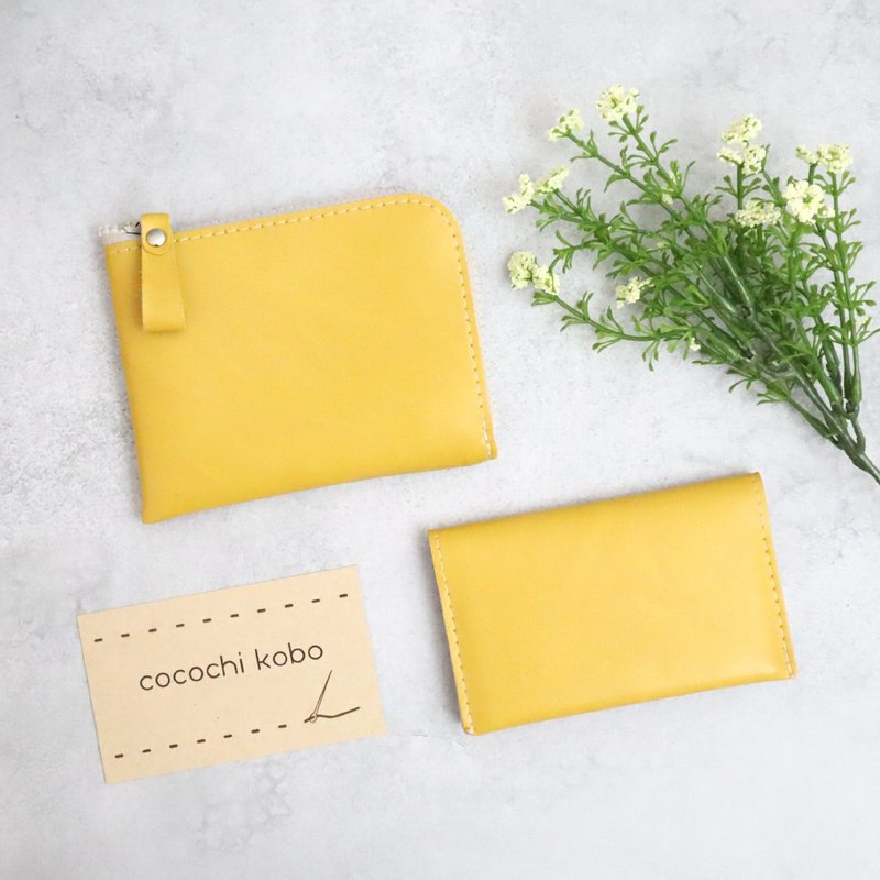 A great value set of a slim mini wallet and business card holder. Perfect for minimalists. Made from high-quality vegan leather that is scratch- and water-resistant. - กระเป๋าสตางค์ - วัสดุอื่นๆ สีเหลือง