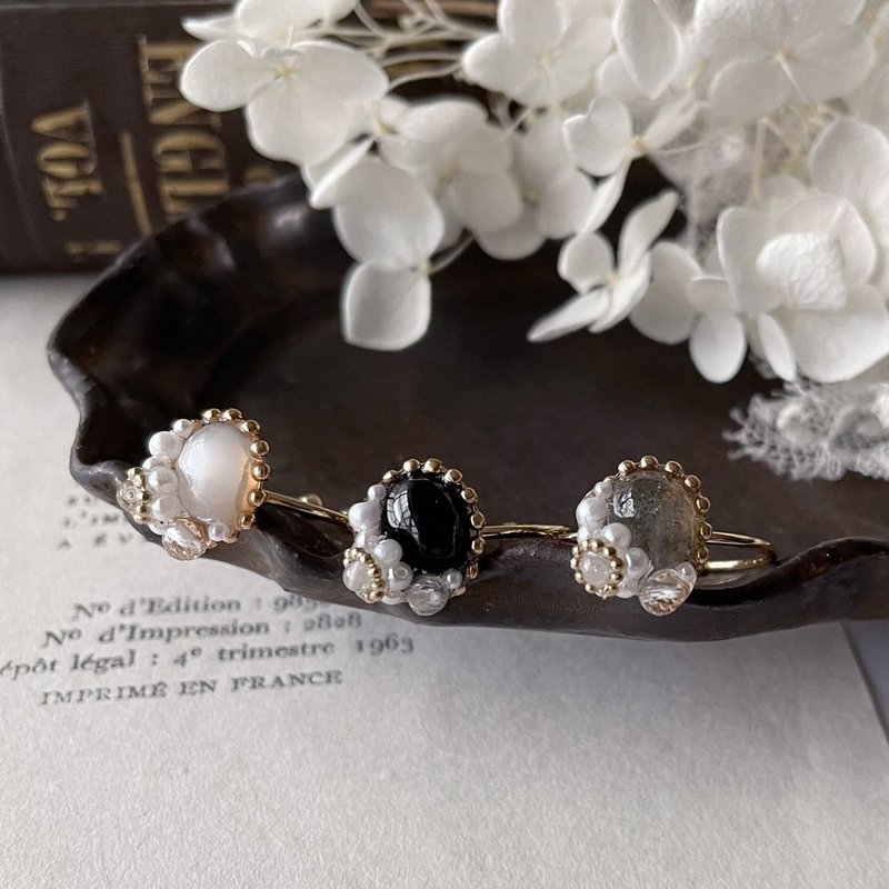 Surgical stainless Stainless Steel oval petite flower ring with two types of natural stones and vintage pearls / metal allergy friendly - แหวนทั่วไป - เครื่องเพชรพลอย หลากหลายสี