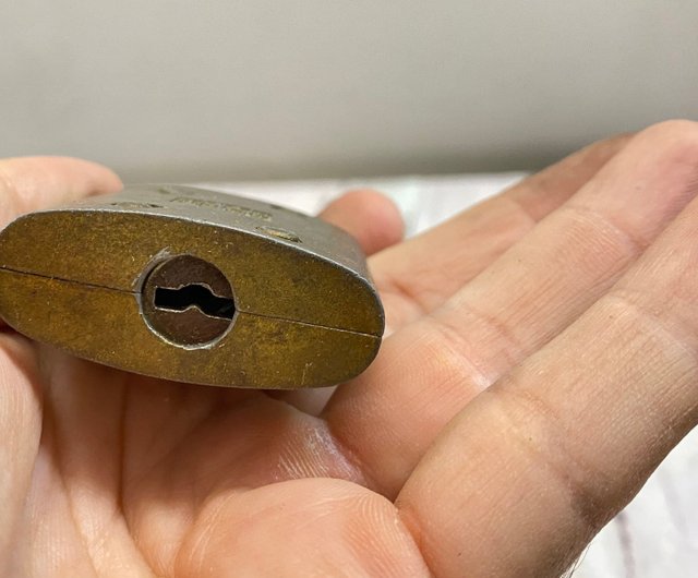 ヴィンテージロックとキー付き古いケース、サルベージウォルスコ
