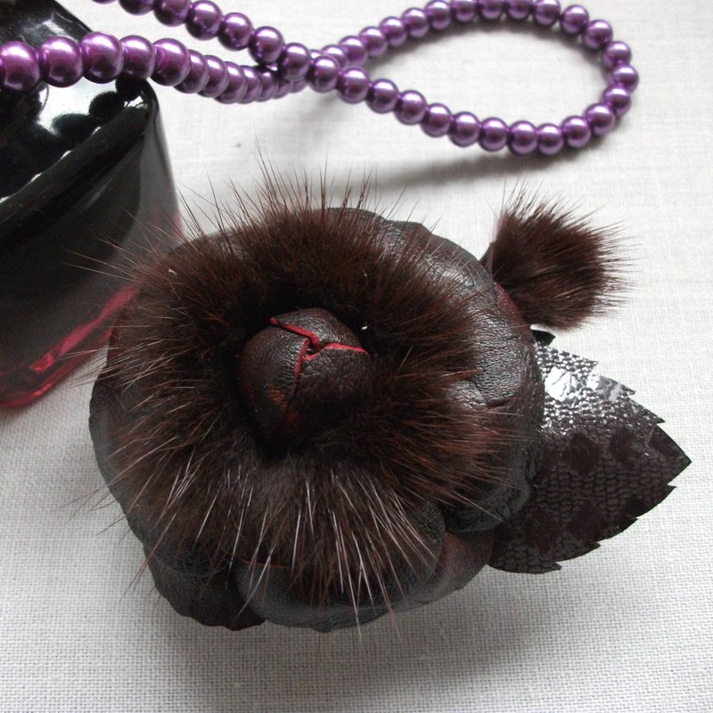 Dark burgundy camellia brooch with mink - 胸針 - 真皮 紫色