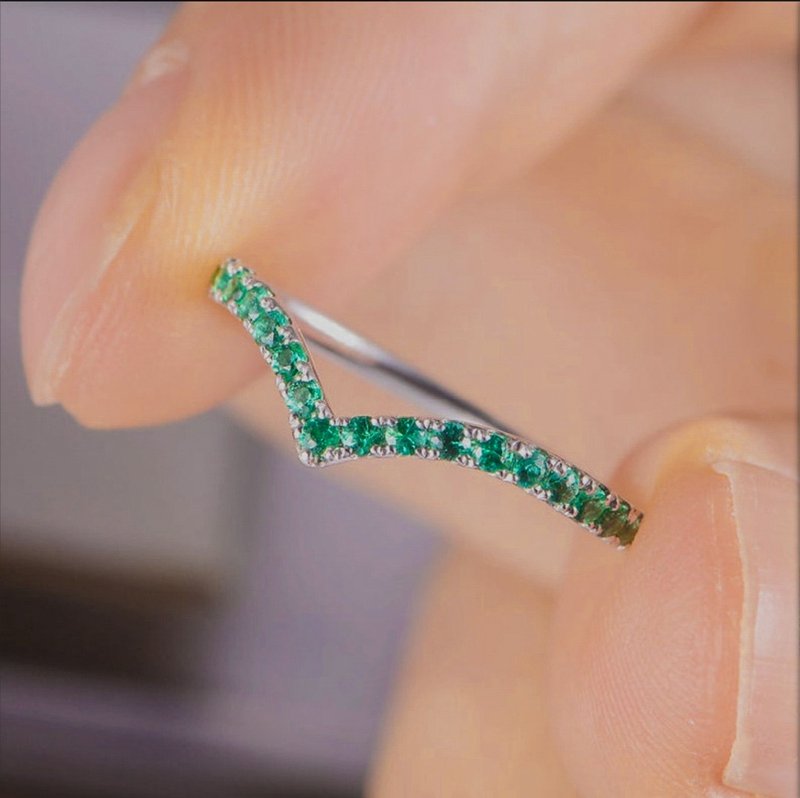 Natural Emerald Wedding Band |  Gemstone Ring | Stacking Ring | Gift For Women - 項鍊 - 純銀 綠色
