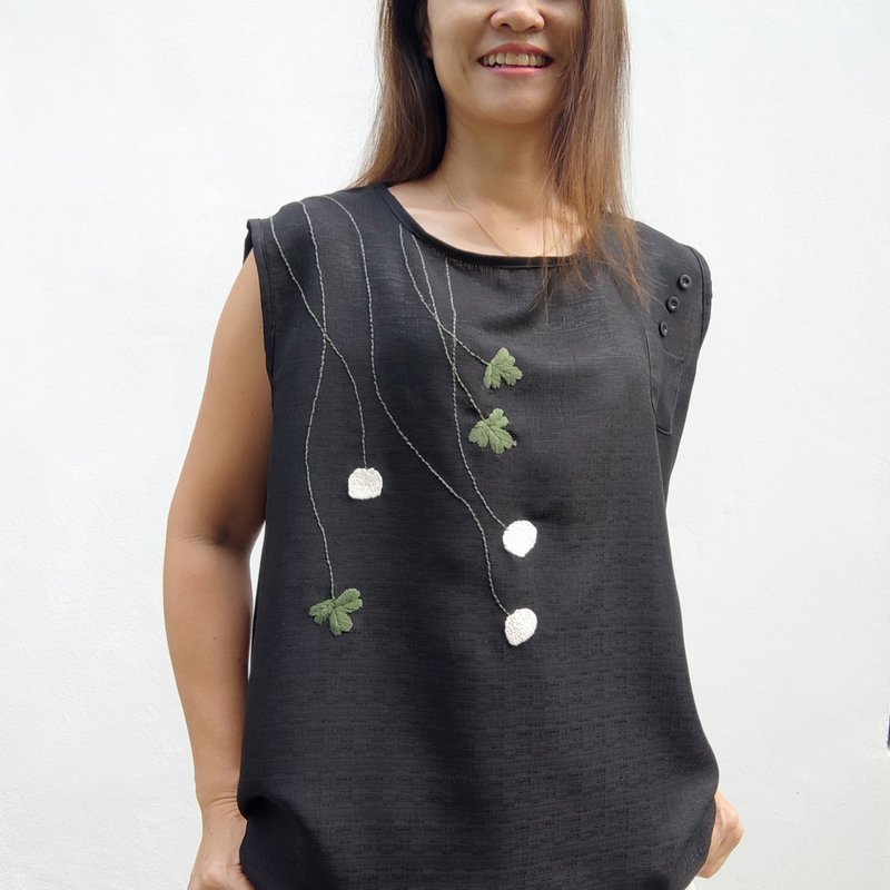 ฺBlack Sleeveless Top Embroidery - 女上衣/長袖上衣 - 棉．麻 黑色