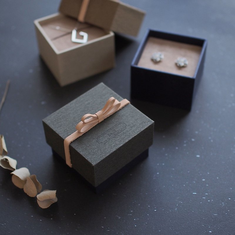 Engravable/Chill (black) 55x55mm Bow ribbon Convey your feelings Genuine leather gift box - วัสดุห่อของขวัญ - กระดาษ สีดำ