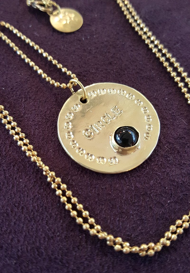 [Spot * 1] # 007 CIRCLE medallion inlaid black onyx pendant long chain - สร้อยคอ - โลหะ สีทอง
