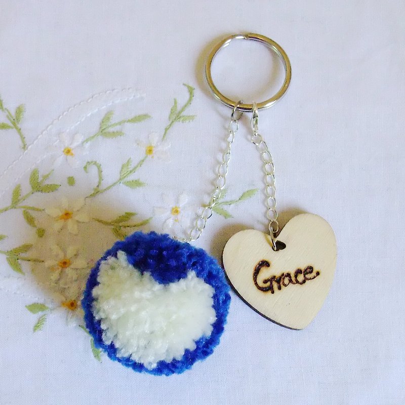 Heart ball of yarn even hand-painted wooden sign key ring name (optional yarn colors and wooden sign shaped) - Silverbreeze Hands Crafts / customized jewelry / wedding gift - ที่ห้อยกุญแจ - ผ้าฝ้าย/ผ้าลินิน สีน้ำเงิน