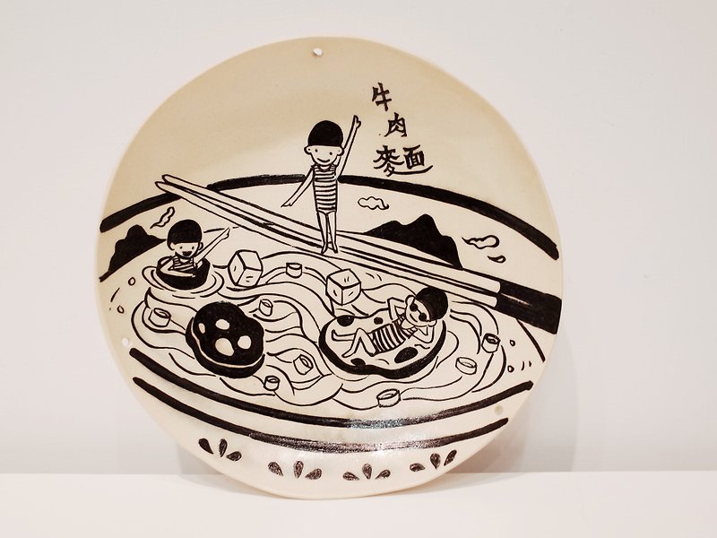 Hand-painted pottery plate creation - beef noodles - จานและถาด - ดินเผา สีดำ