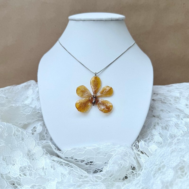 Yellow mokara orchid necklace with silver glitter and chain - 項鍊 - 植物．花 黃色