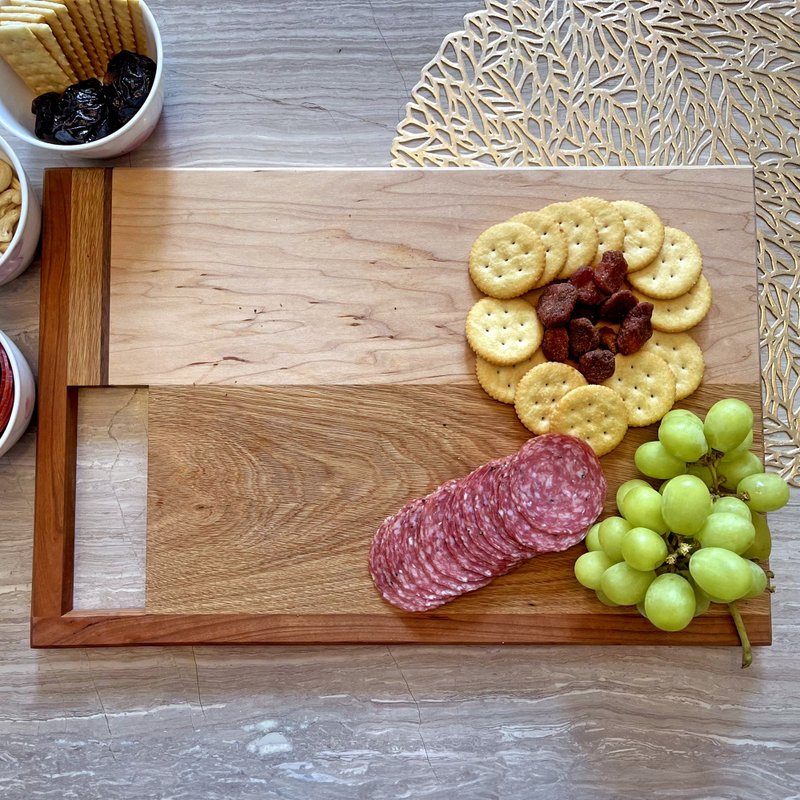 Designed in New York North American Hardwood Cutting Board - ถาดเสิร์ฟ - ไม้ สีนำ้ตาล