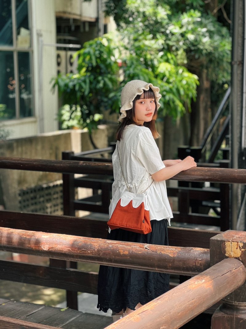 富士山鏈條斜背包 焦糖棕 - 側背包/斜背包 - 棉．麻 紅色