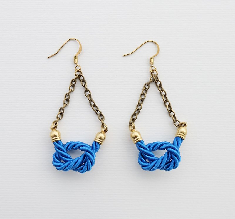 Blue knotted rope and brass chain earrings - ต่างหู - วัสดุอื่นๆ สีน้ำเงิน