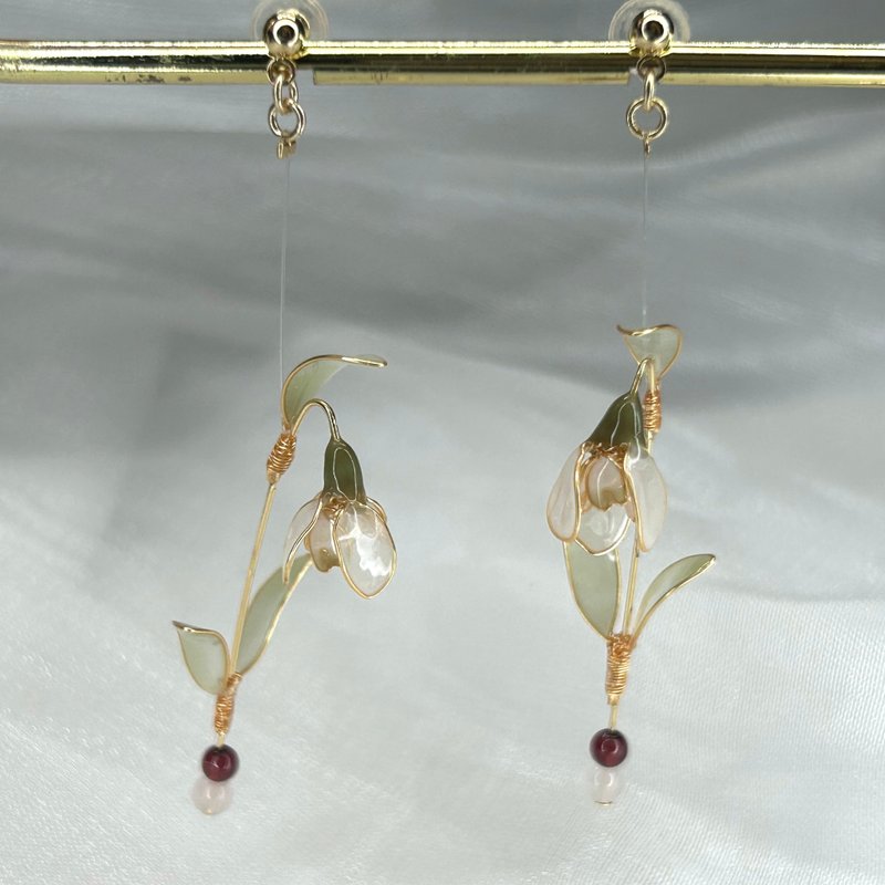 【雪花蓮x石榴石 - 水晶花耳環】一月生日花 生日石 花言日和 - 耳環/耳夾 - 樹脂 