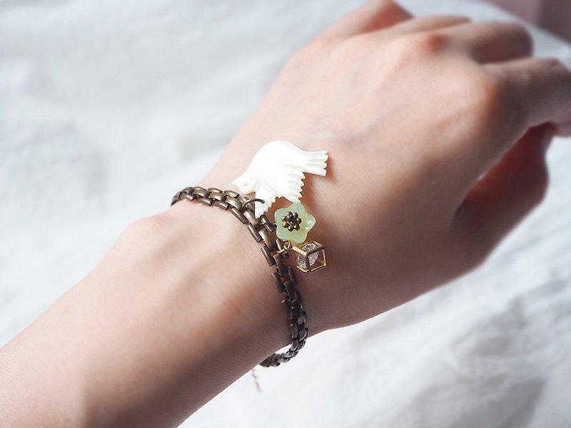Free patch of sky flying bird green shell flower Stone bracelet Bronze bracelet light jewelry B20 - Bracelets - Shell White