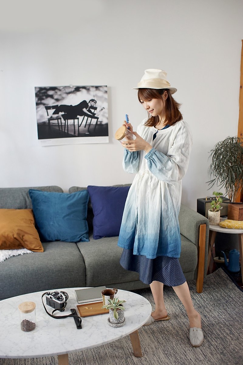 【fete】Shirt coat blue dye gradient - เสื้อผู้หญิง - ผ้าฝ้าย/ผ้าลินิน สีน้ำเงิน