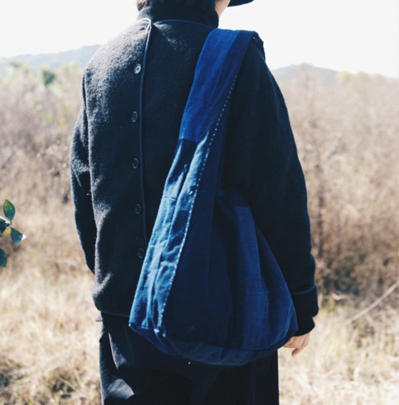 溫州板藍根藍靛染古布肩背包 深淺棉麻拼布款秋冬大背包托特包 - 手袋/手提袋 - 棉．麻 藍色