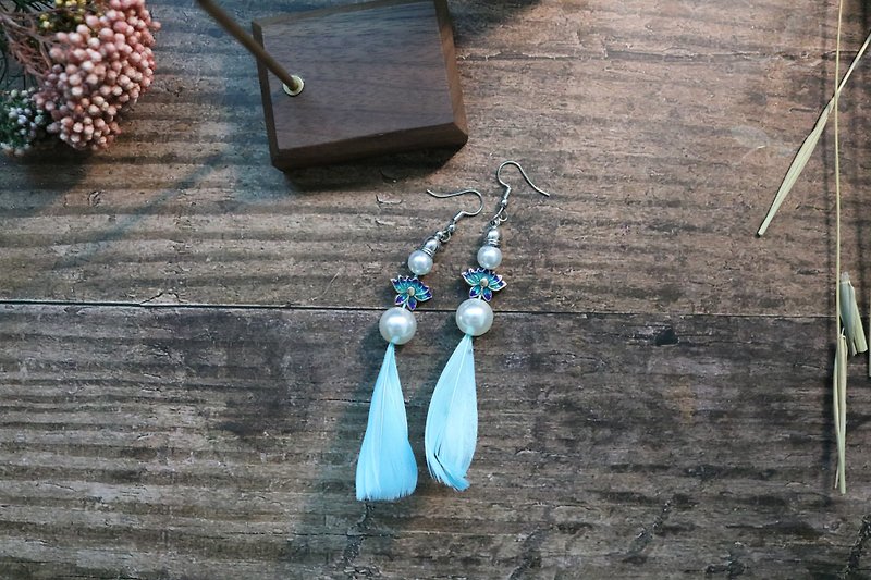 青い羽のイヤリングの耳飾りが新鮮で、レトロな小物とマッチしています。 - ピアス・イヤリング - その他の化学繊維 多色