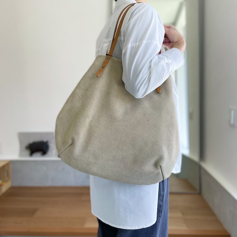 [2024 resale] Round tote bag made of beef velor and extra-thick oil slime [Biaka] - Handbags & Totes - Genuine Leather Khaki