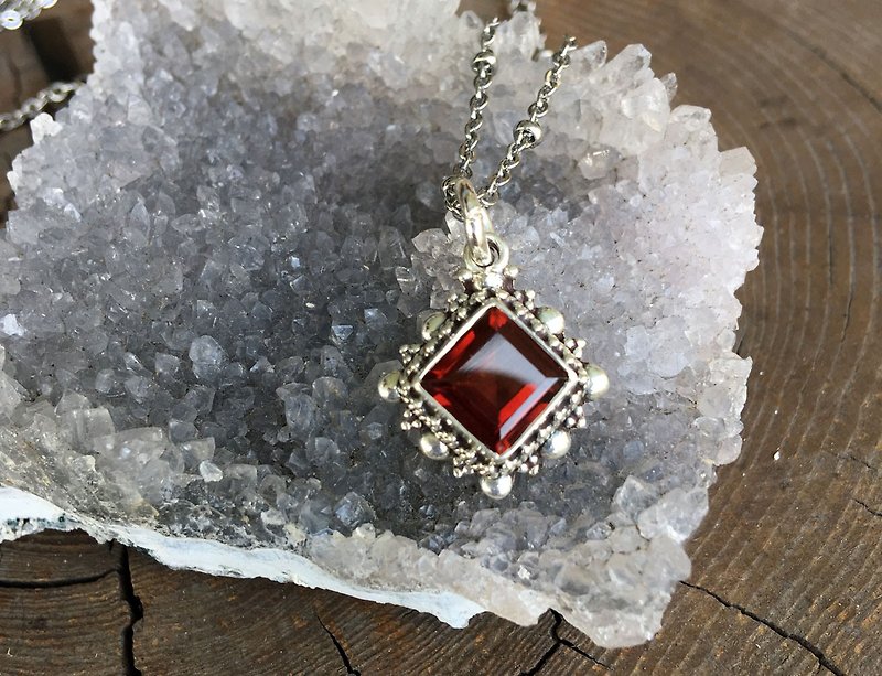 ♦ My.Crystal ♦ Gemstone Red Garnet Hand Silver Pendant - สร้อยข้อมือ - เครื่องเพชรพลอย สีแดง