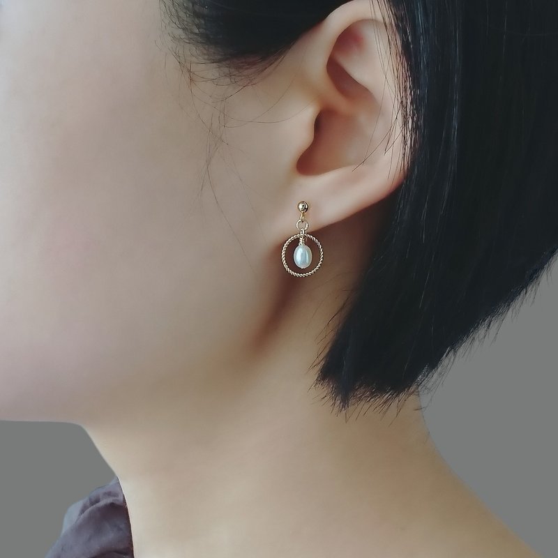 Dainty Freshwater Pearl Rice Shaped 14Kgf Twist Circle Earrings - ต่างหู - ไข่มุก ขาว