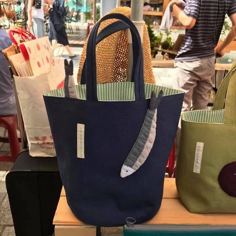 Saury Tote Bag/Lunch Bag/Dark Blue Bottom - กระเป๋าถือ - ผ้าฝ้าย/ผ้าลินิน สีน้ำเงิน