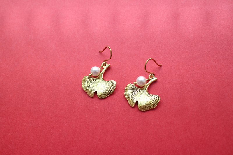 イチョウの物語 - 真珠の真鍮のイヤリング - 可変クリップ - ピアス・イヤリング - 銅・真鍮 多色