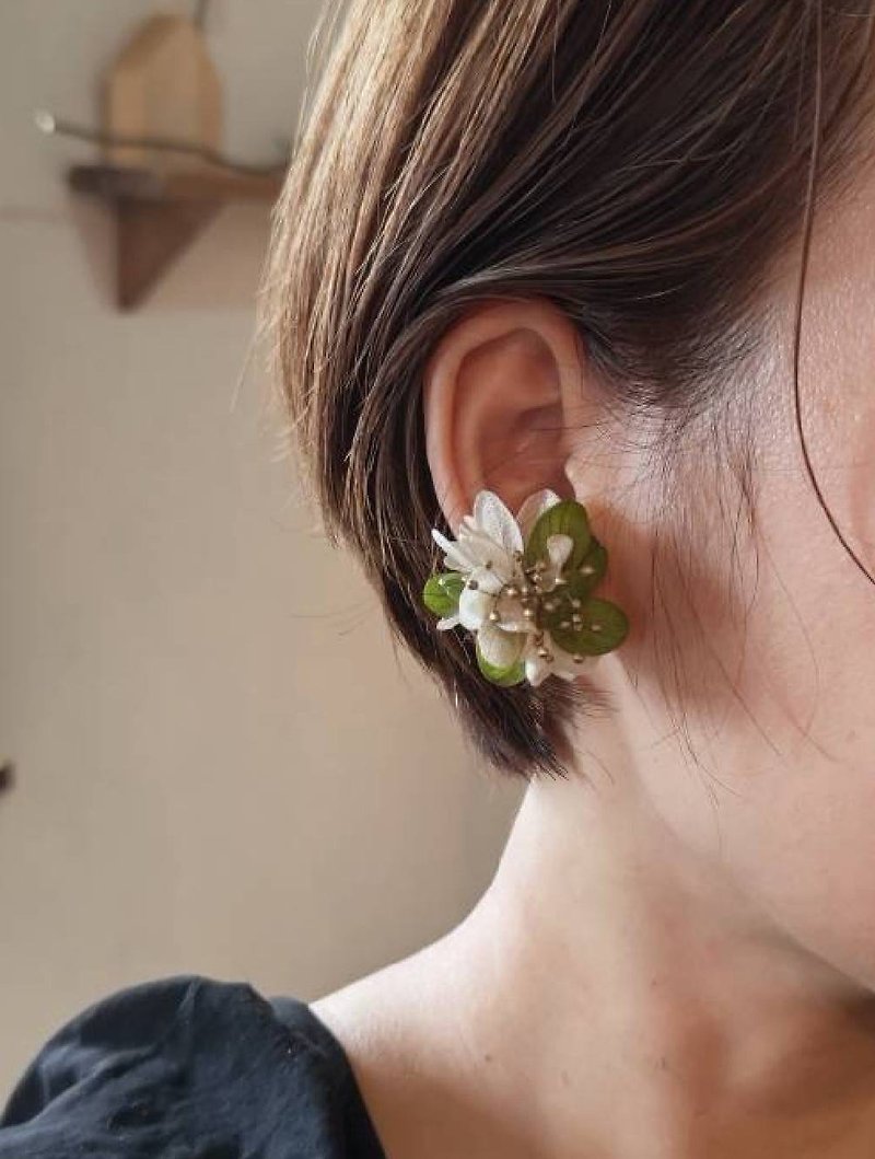植物．花 耳環/耳夾 綠色 - 抹茶拿鐵風 不對稱花朵耳環 / 耳夾 / 抗過敏