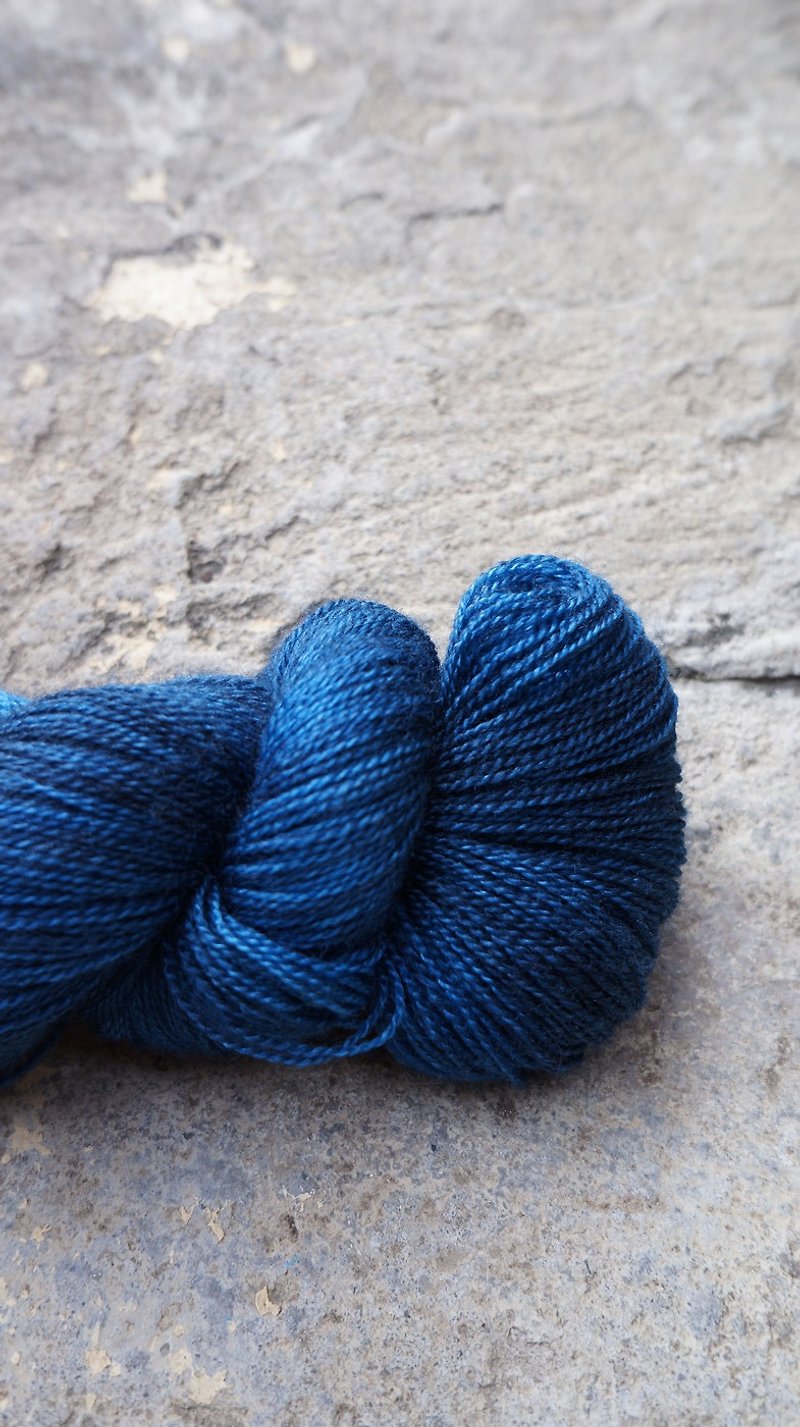 Hand dyed lace thread. Very dark blue (55 BFL/45 Silk) - เย็บปัก/ถักทอ/ใยขนแกะ - ขนแกะ 