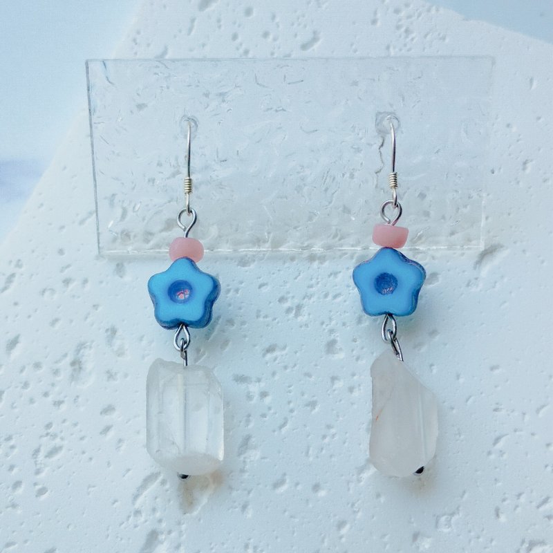 【Blue flower】 Glass Beads and Natural Stones Earrings - Earrings & Clip-ons - Glass Blue