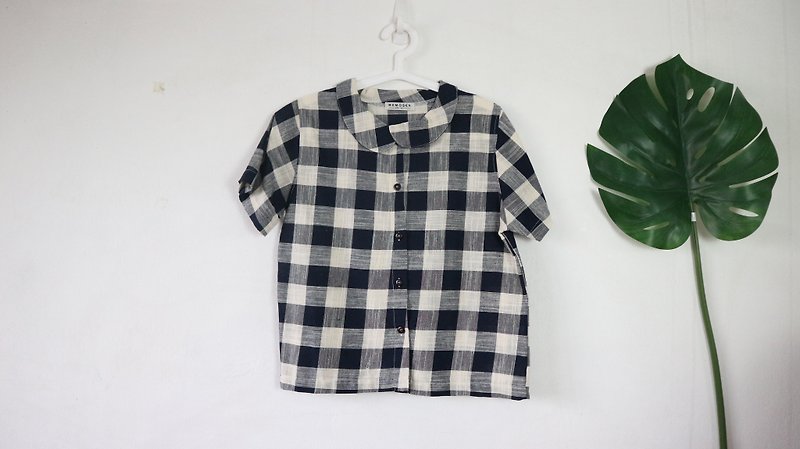 Short Sleeve Shirt with Wooden buttons - T 恤 - 棉．麻 