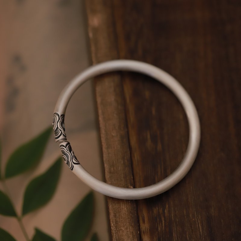 Handmade silver bracelet with moire pattern - สร้อยข้อมือ - เงินแท้ สีเงิน