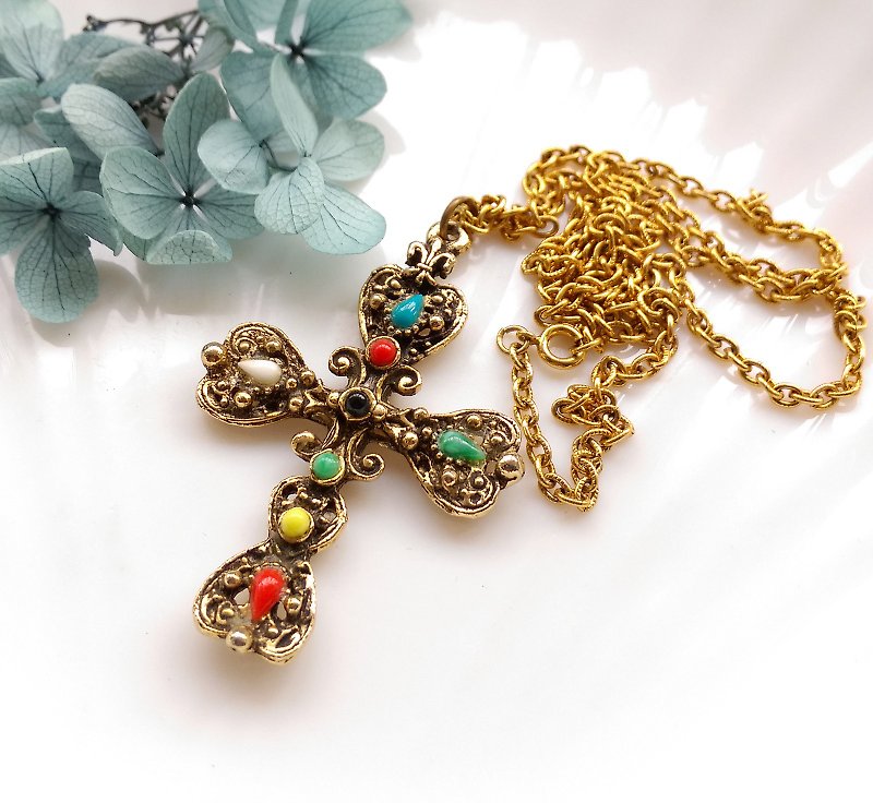 Western antique jewelry. Colorful Victorian style cross necklace - สร้อยคอ - โลหะ สีทอง