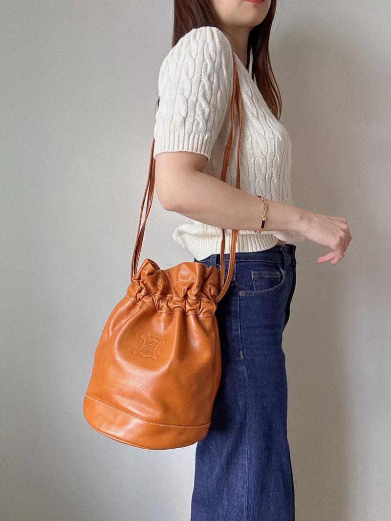 Second-hand beauty Celine Arc de Triomphe caramel color soft leather bucket bag crossbody bag side backpack - กระเป๋าหูรูด - หนังแท้ สีนำ้ตาล