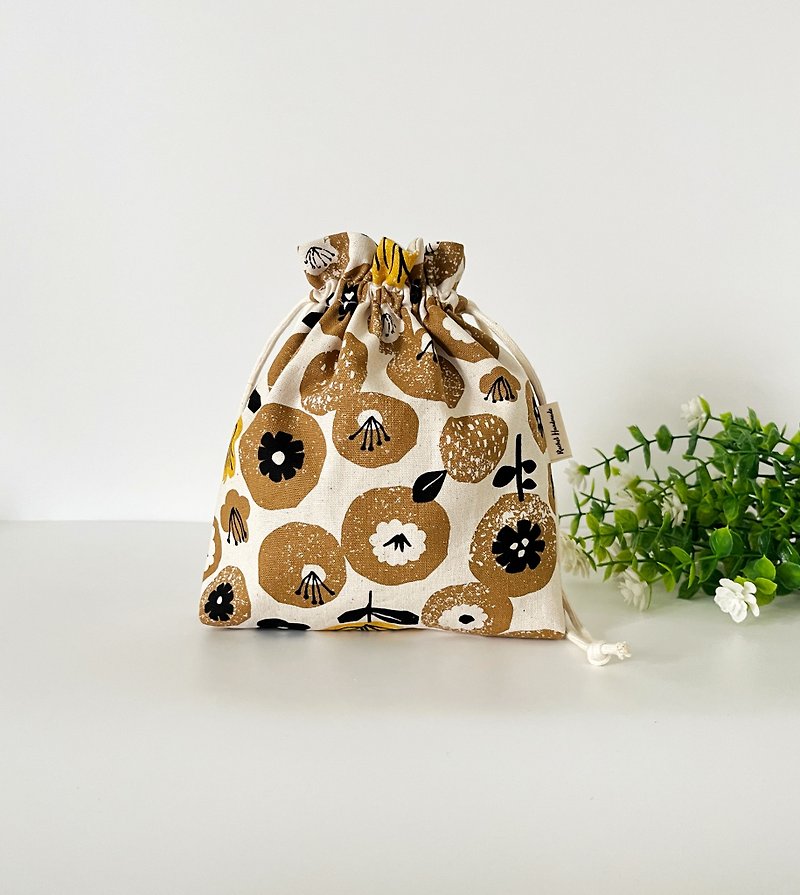 Drawstring bag/storage bag-turmeric round flower - กระเป๋าหูรูด - ผ้าฝ้าย/ผ้าลินิน สีนำ้ตาล