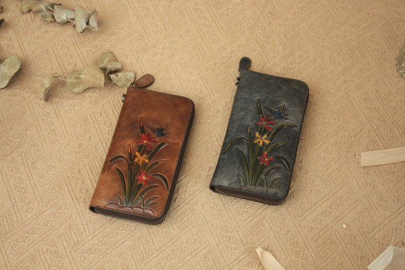 Hand-painted and carved daffodil long clip brown/dark blue - กระเป๋าสตางค์ - หนังแท้ หลากหลายสี