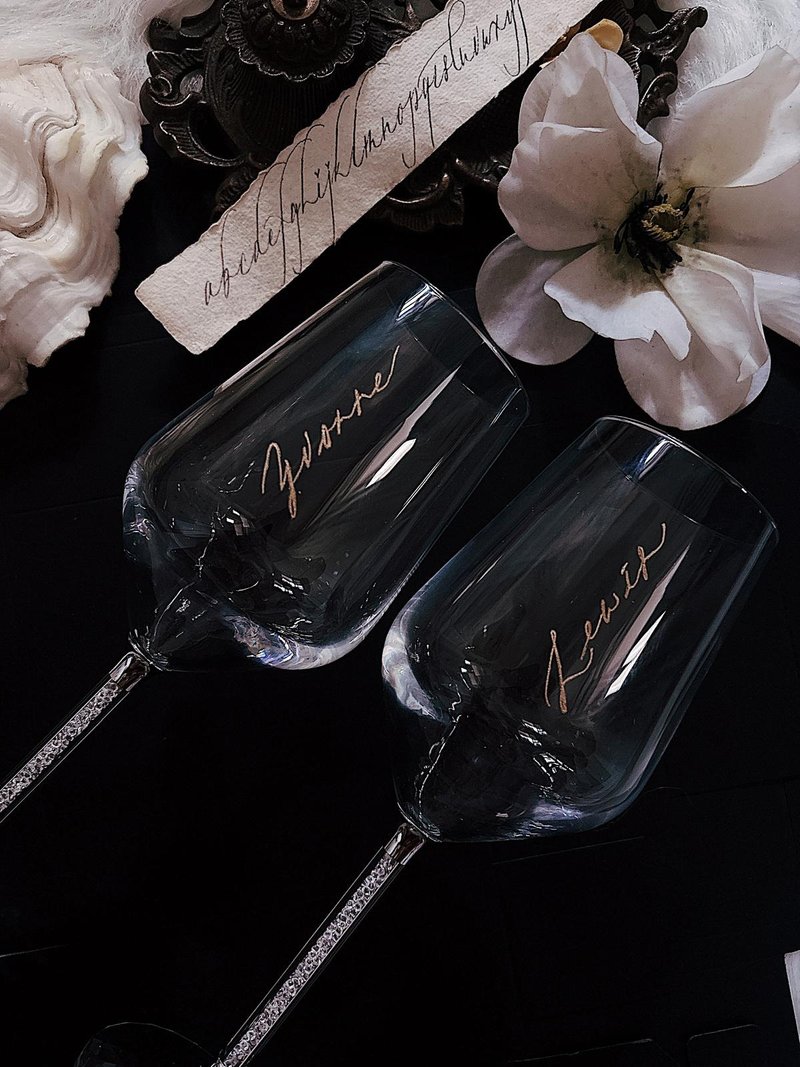 【客製化禮物】人手雕刻+ 上金色字 水晶酒杯一對 客製西洋書法 - 酒杯/酒器 - 玻璃 白色