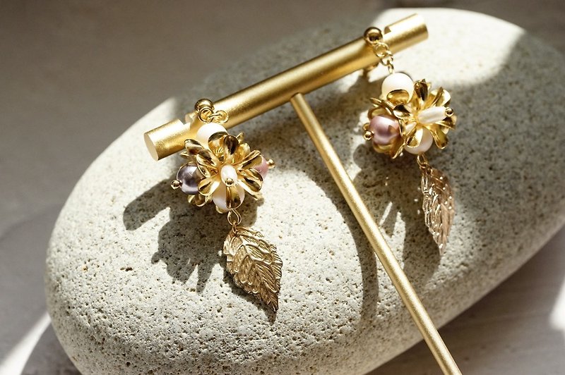 粉紫花球 - 水晶花球耳環 (醫療級抗敏鋼針 / 耳夾) - 耳環/耳夾 - 不鏽鋼 紫色