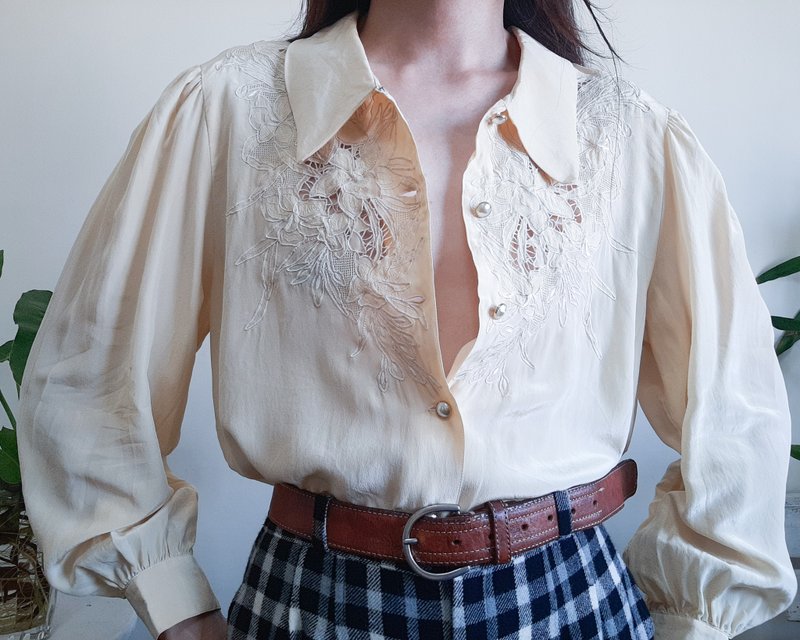 Vintage Silk Hand Embroidered Blouse Puff Sleeve 1960s 1970s Cream Yellow Blouse - เสื้อเชิ้ตผู้หญิง - ผ้าไหม สีเหลือง