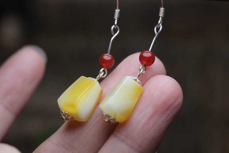 Natural Wax earrings women's gold Wax earrings women's temperament amber Chinese style earrings hand-polished - ต่างหู - หยก สีเหลือง