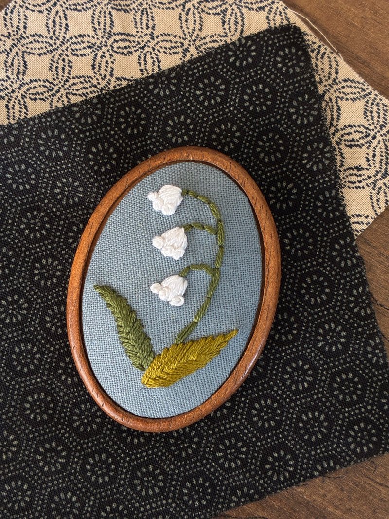 鈴蘭刺繡原木別針 - 徽章/別針 - 木頭 多色