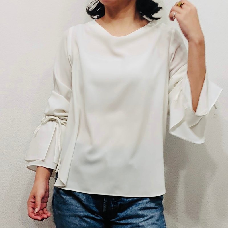 マットなサテンが上品【オフショルダーブラウス】　日本製　7分袖　フレアー袖　ホワイト - 洋裝/連身裙 - 其他材質 白色