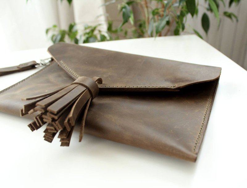 Women's Genuine Leather Clutch bag with Tassel accent Wrislet Envelope clutch - กระเป๋าคลัทช์ - หนังแท้ สีกากี