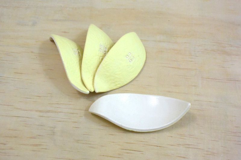 【好器】剝開的果皮造型筷架_陶瓷餐具 - 花瓶/花器 - 陶 黃色