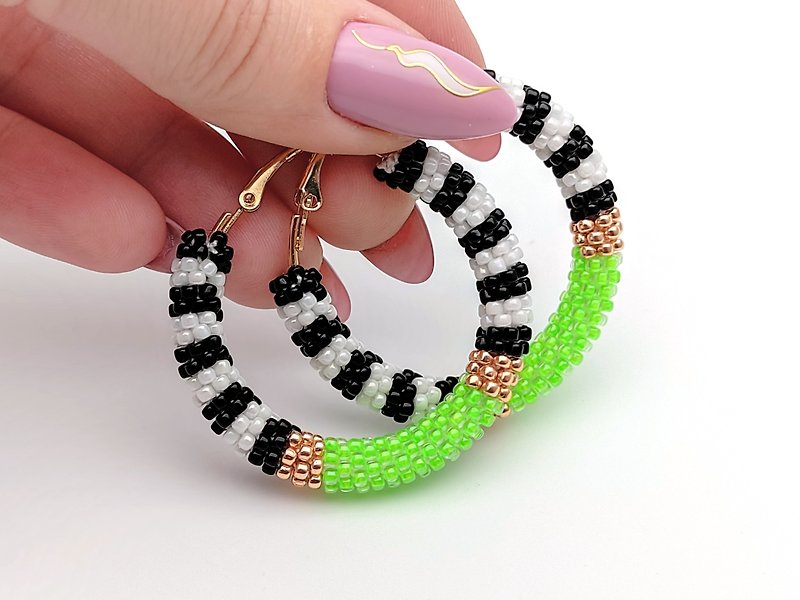 手作, 耳環, 派對, 華麗耳環, Neon green hoop earrings, Bright beaded hoops - ต่างหู - แก้ว สีเขียว