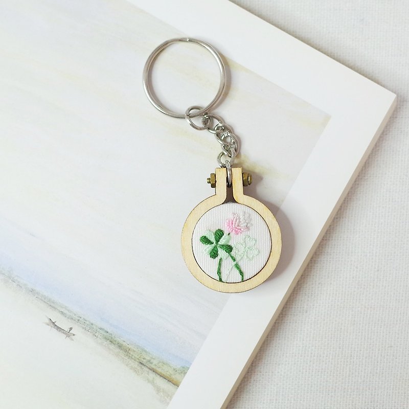 Four-leaf clover mini hand embroidered frame keychain - ที่ห้อยกุญแจ - งานปัก สีเขียว