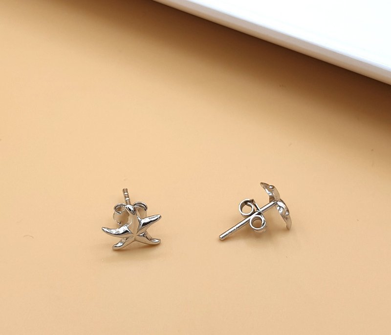 Minimal starfish earring with white rhodium plated - 耳環/耳夾/耳骨夾 - 銀 銀色