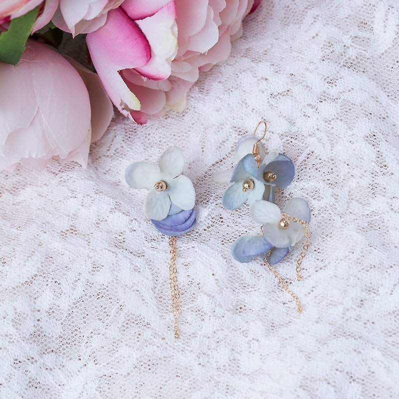 "Three flowers hand-made floral cat" hand-made hydrangea irregular earrings simulation - Earrings & Clip-ons - Silk Blue