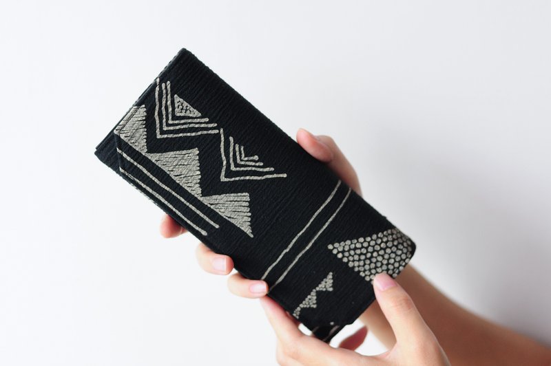 Totem triangle wrinkled cotton paper long clip-black model/ultra-light wallet wallet/washable paper 14 layers - กระเป๋าสตางค์ - ผ้าฝ้าย/ผ้าลินิน สีดำ