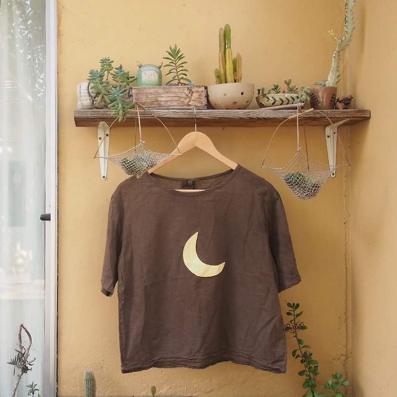 linnil: Crescent moon shirt - เสื้อฮู้ด - ผ้าฝ้าย/ผ้าลินิน สีนำ้ตาล