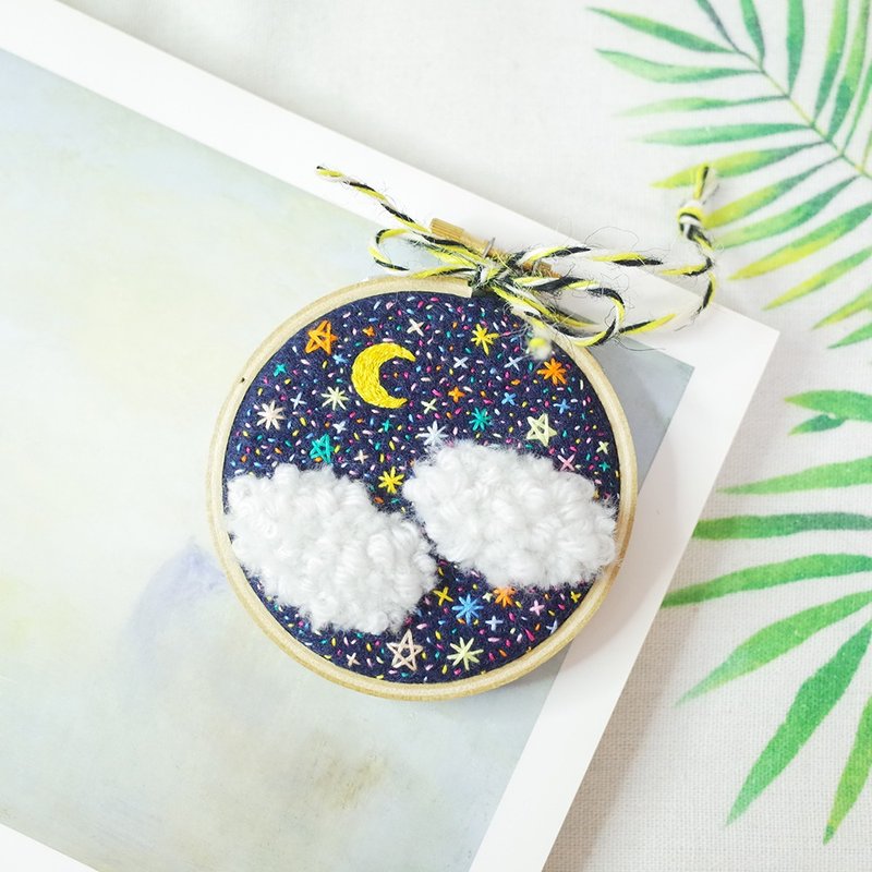 夜空 半立體雲朵手刺繡框掛飾 - 擺飾/家飾品 - 繡線 藍色